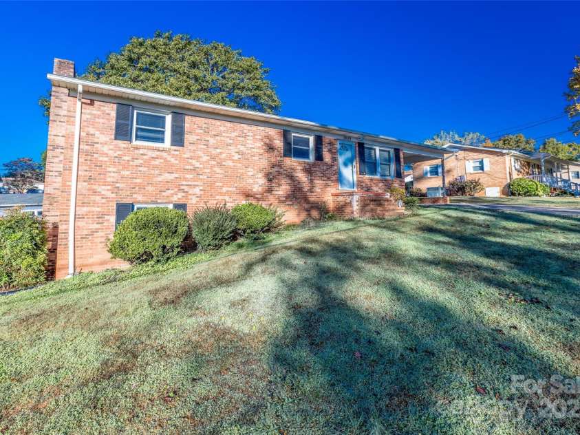 2629 Paula Drive, Gastonia, NC 28054.  MLS# CAR4238995, YatesRealty ID 7299. 