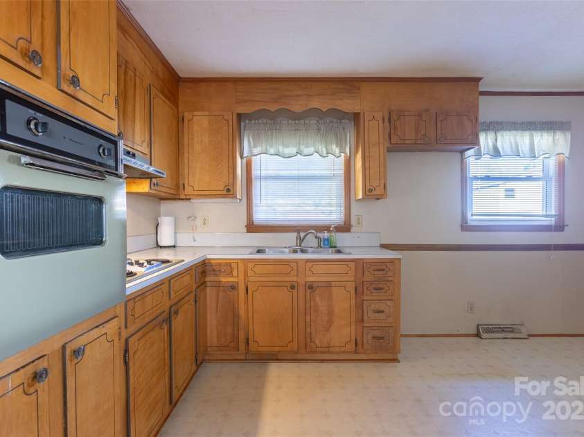 2629 Paula Drive, Gastonia, NC 28054.  MLS# CAR4238995, YatesRealty ID 7299. 