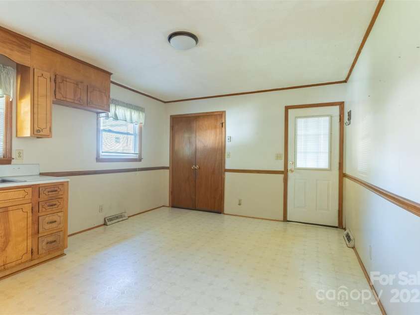 2629 Paula Drive, Gastonia, NC 28054.  MLS# CAR4238995, YatesRealty ID 7299. 
