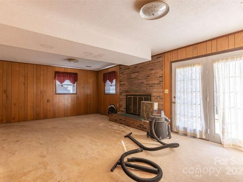 2629 Paula Drive, Gastonia, NC 28054.  MLS# CAR4238995, YatesRealty ID 7299. 