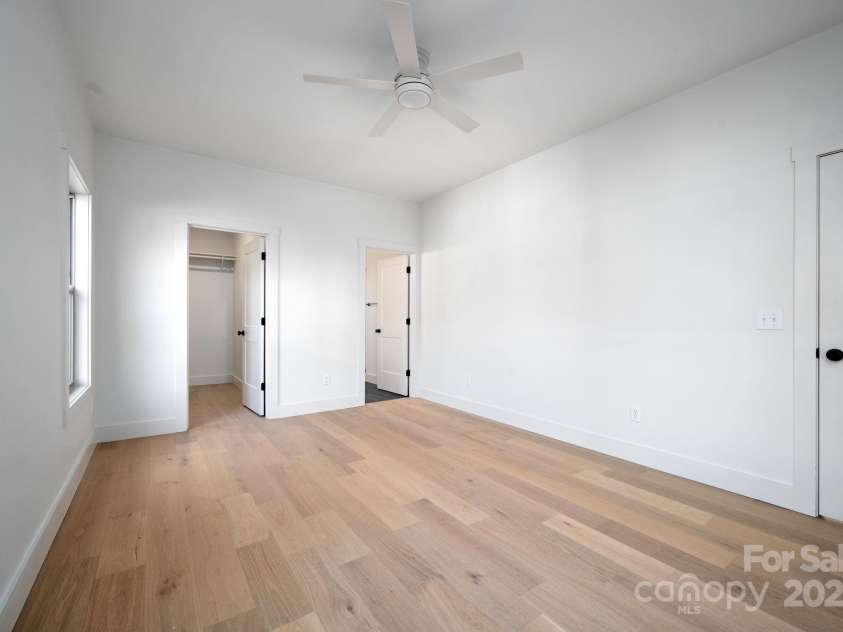 33 Parkwood Avenue, Asheville, NC 28804.  MLS# CAR4237096, YatesRealty ID 7300. Walk-In CLoset and Ensuite Full Bathroom