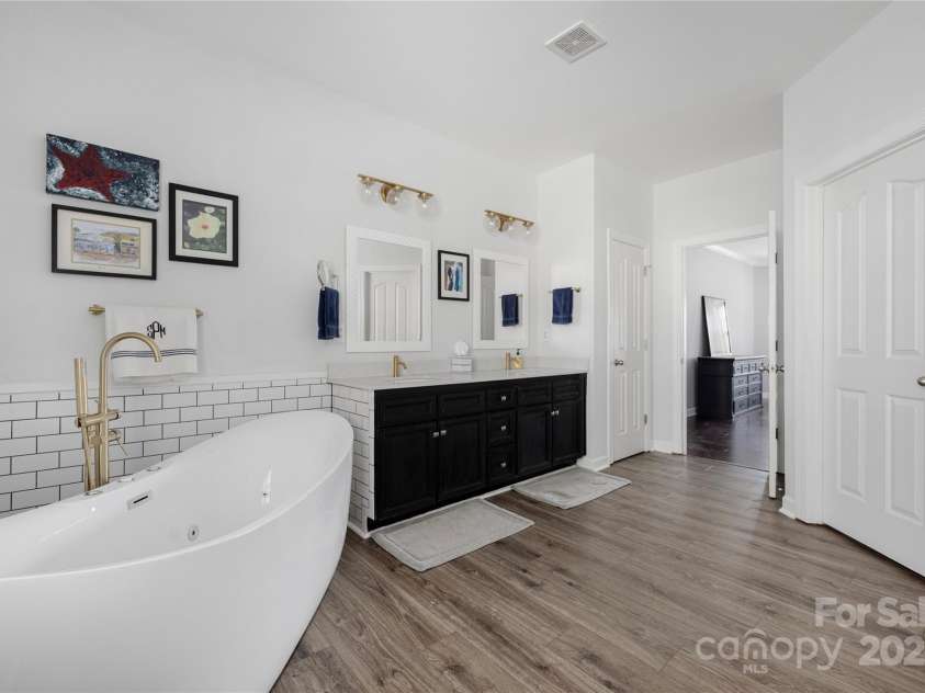 16115 Chiltern Lane, Huntersville, NC 28078.  MLS# CAR4233154, YatesRealty ID 7305. Primary bath