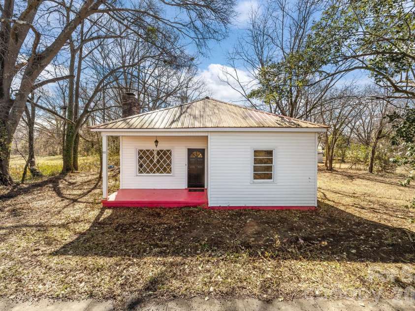 511 Trade Street, Dallas, NC 28034.  MLS# CAR4349869, YatesRealty ID 7307. 