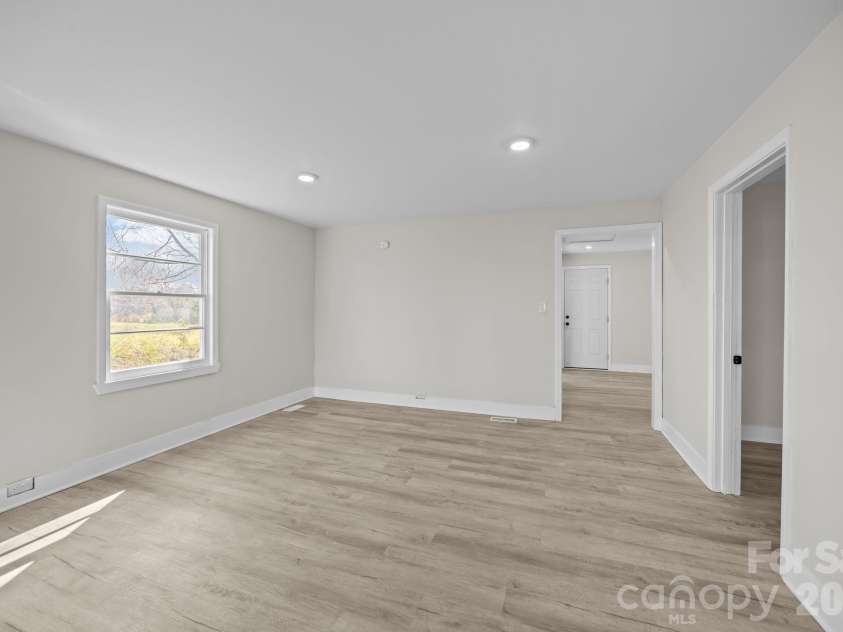 511 Trade Street, Dallas, NC 28034.  MLS# CAR4349869, YatesRealty ID 7307. Dining area