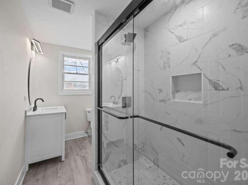 511 Trade Street, Dallas, NC 28034.  MLS# CAR4349869, YatesRealty ID 7307. Full bathroom
