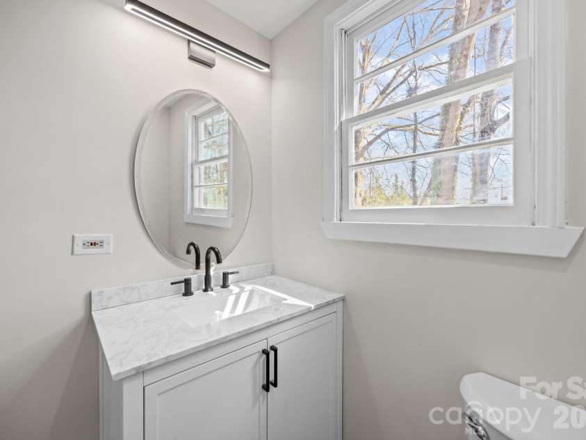 511 Trade Street, Dallas, NC 28034.  MLS# CAR4349869, YatesRealty ID 7307. Full bathroom