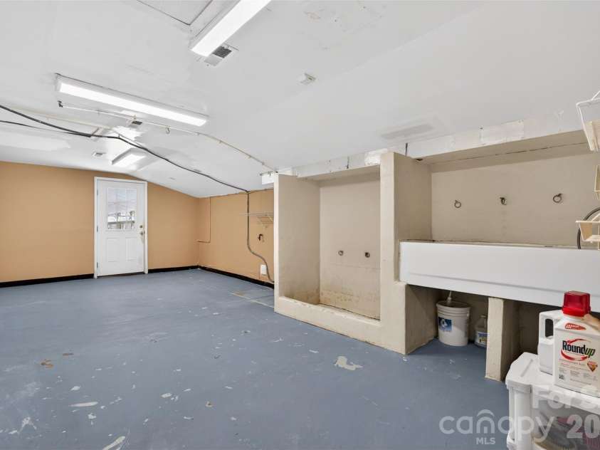 341 Ridings Road, Chesnee, SC 29323.  MLS# CAR4357551, YatesRealty ID 7308. Grooming area