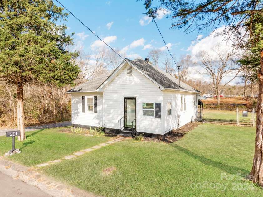 718 Grover Street, Gastonia, NC 28054.  MLS# CAR4208790, YatesRealty ID 731. 