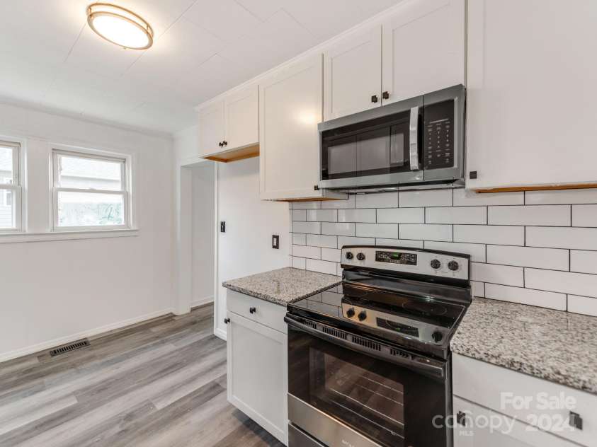 718 Grover Street, Gastonia, NC 28054.  MLS# CAR4208790, YatesRealty ID 731. Beautiful Chef's Kitchen with Granite Countertops and Stainless Steel Appliances