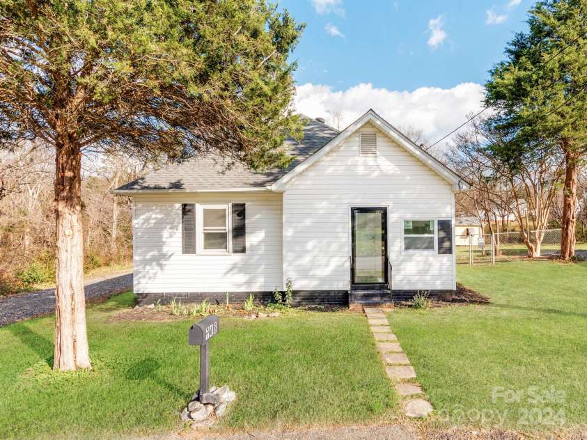 718 Grover Street, Gastonia, NC 28054.  MLS# CAR4208790, YatesRealty ID 731. Fully Remodeled Ranch Home, Beautifully Done!