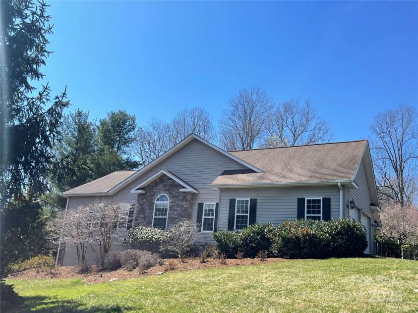 585 Rickel Drive, Hendersonville, NC 28739.  MLS# CAR4234333, YatesRealty ID 7310. 