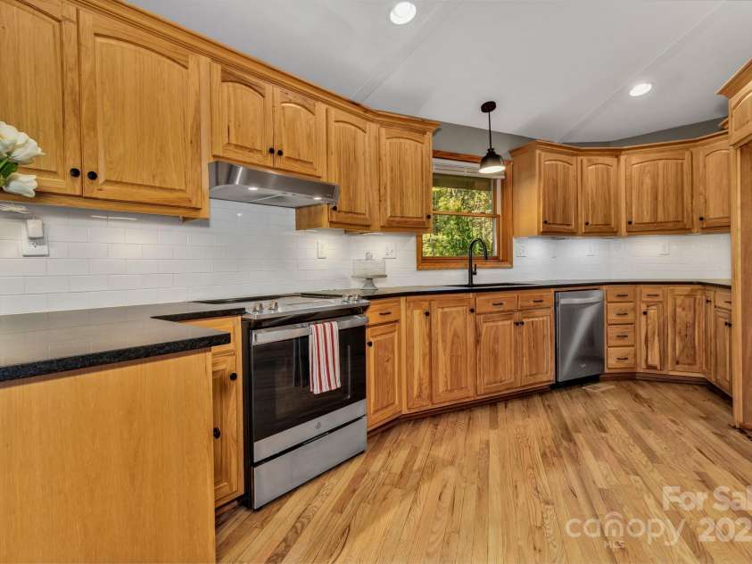 939 Morgan Hill Road, Black Mountain, NC 28711.  MLS# CAR4297863, YatesRealty ID 7311. 