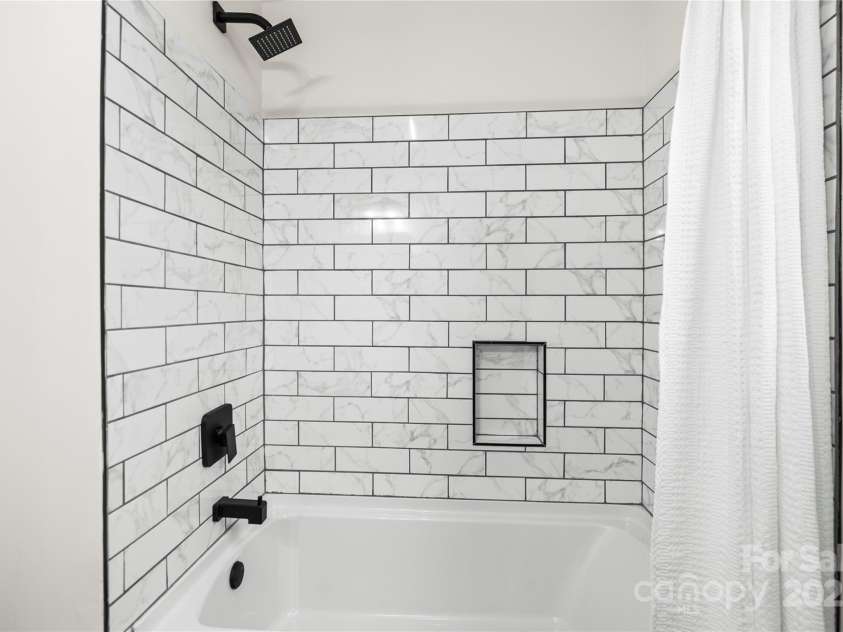 10211 Ridgewell Court, Charlotte, NC 28215.  MLS# CAR4227517, YatesRealty ID 7313. Beautiful shower/tub combo in secondary bathroom