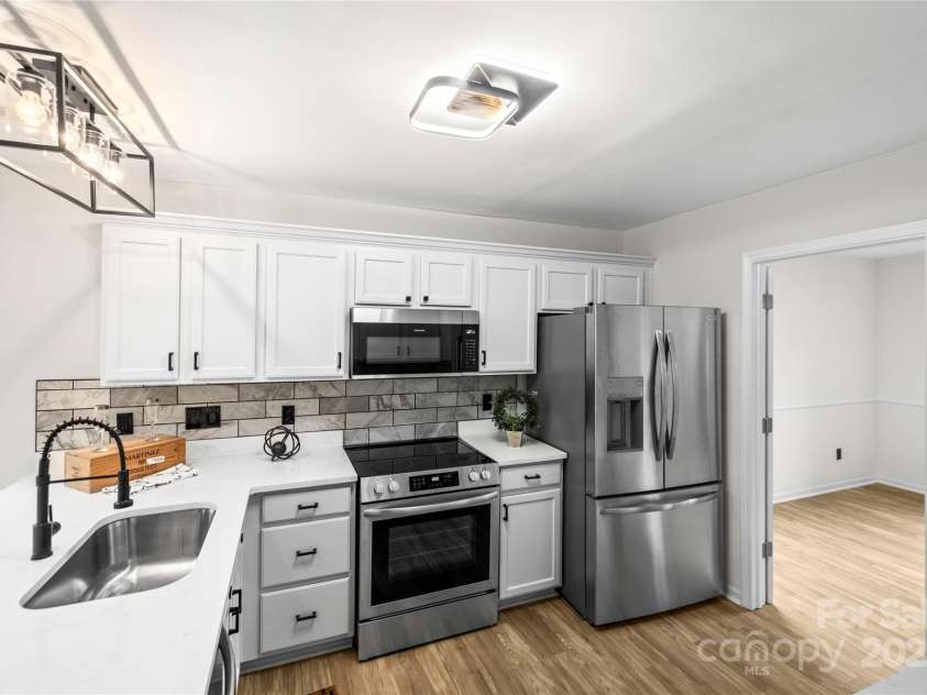 10211 Ridgewell Court, Charlotte, NC 28215.  MLS# CAR4227517, YatesRealty ID 7313. Designer touches throughout