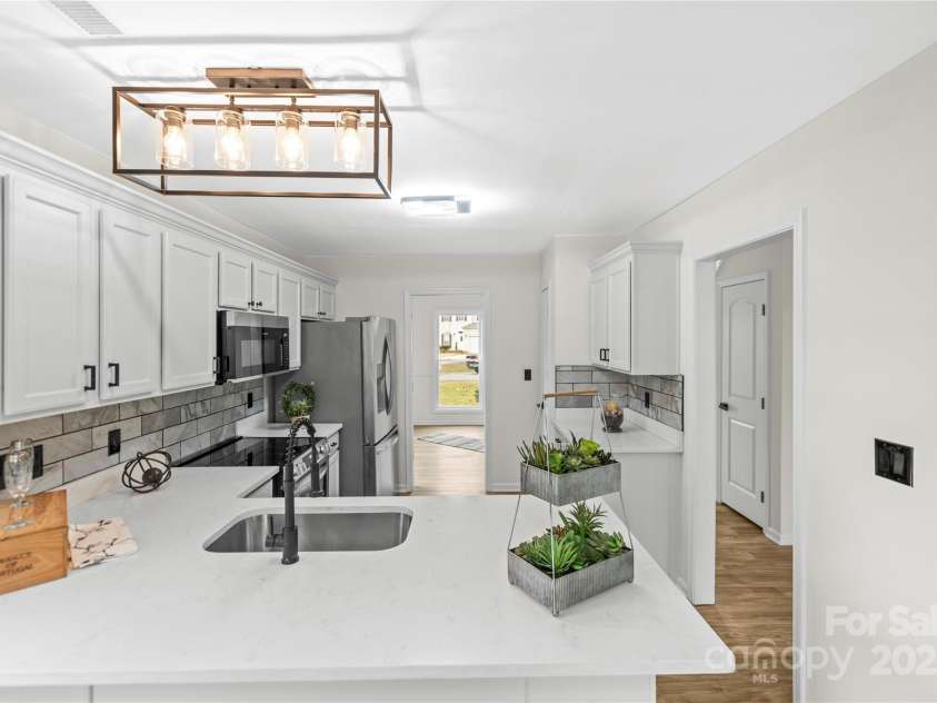 10211 Ridgewell Court, Charlotte, NC 28215.  MLS# CAR4227517, YatesRealty ID 7313. Gorgeous quartz counter tops