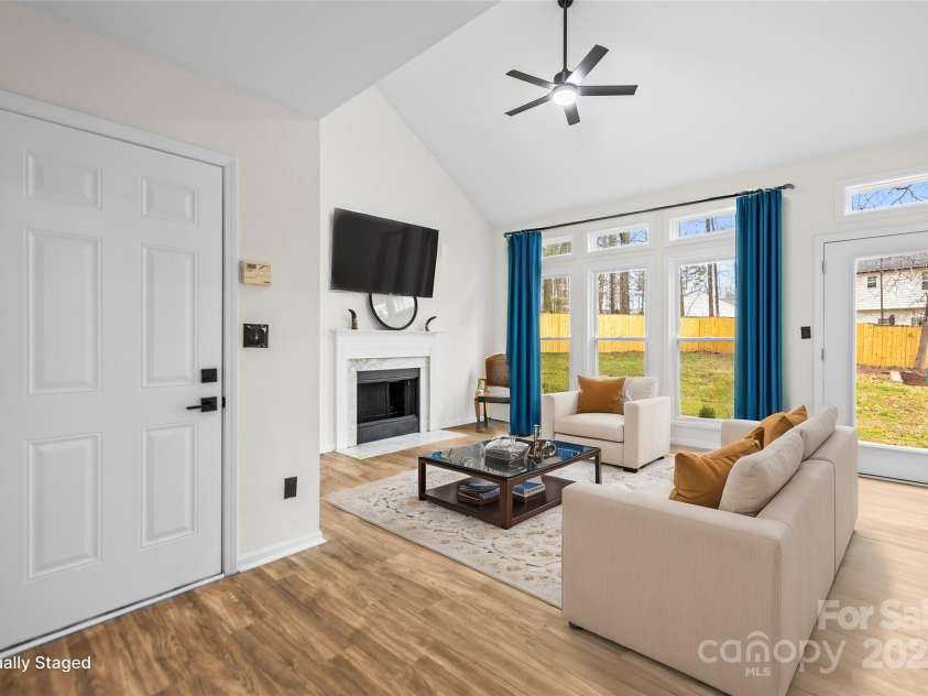 10211 Ridgewell Court, Charlotte, NC 28215.  MLS# CAR4227517, YatesRealty ID 7313. Imagine your hosting friends and family