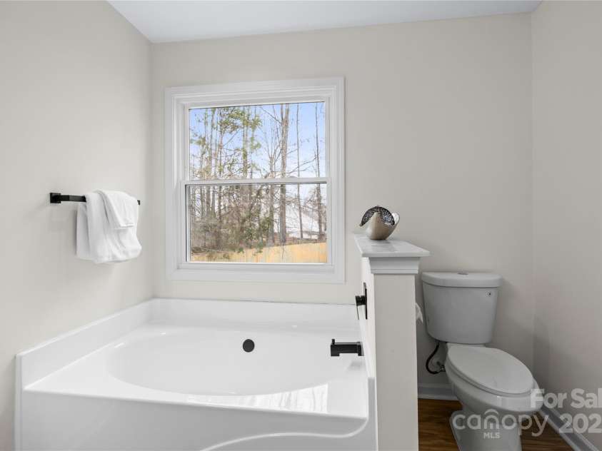 10211 Ridgewell Court, Charlotte, NC 28215.  MLS# CAR4227517, YatesRealty ID 7313. Soaking tub !