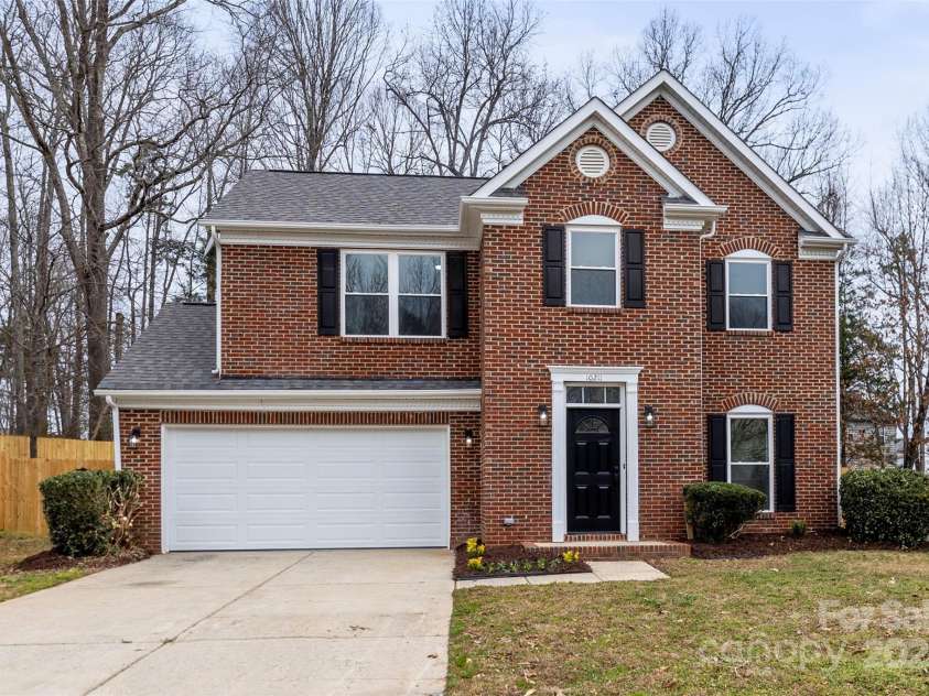 10211 Ridgewell Court, Charlotte, NC 28215.  MLS# CAR4227517, YatesRealty ID 7313. Welcome Home!
