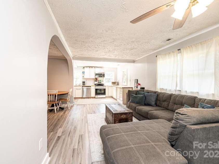 1378 8th Street, Hickory, NC 28601.  MLS# CAR4192606, YatesRealty ID 732. 