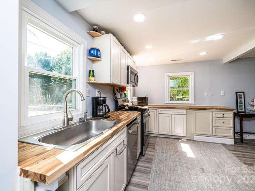 1378 8th Street, Hickory, NC 28601.  MLS# CAR4192606, YatesRealty ID 732. 