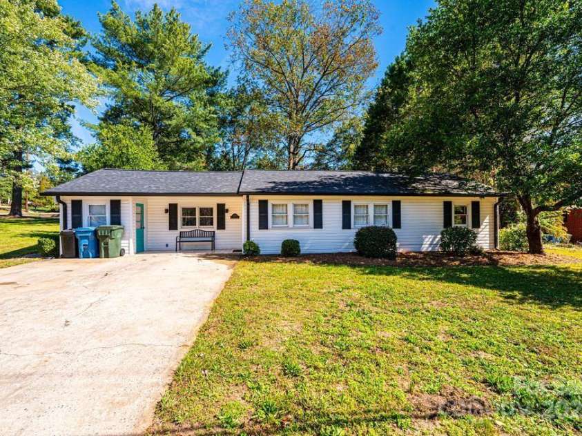 1378 8th Street, Hickory, NC 28601.  MLS# CAR4192606, YatesRealty ID 732. 