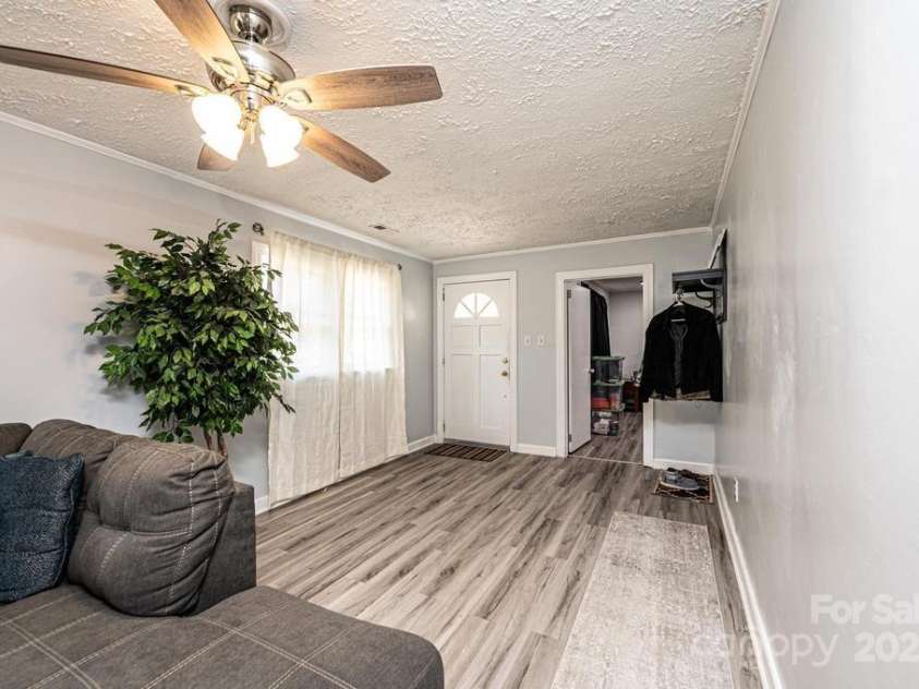 1378 8th Street, Hickory, NC 28601.  MLS# CAR4192606, YatesRealty ID 732. 