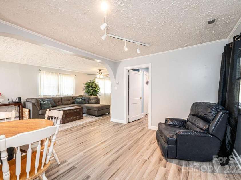 1378 8th Street, Hickory, NC 28601.  MLS# CAR4192606, YatesRealty ID 732. 