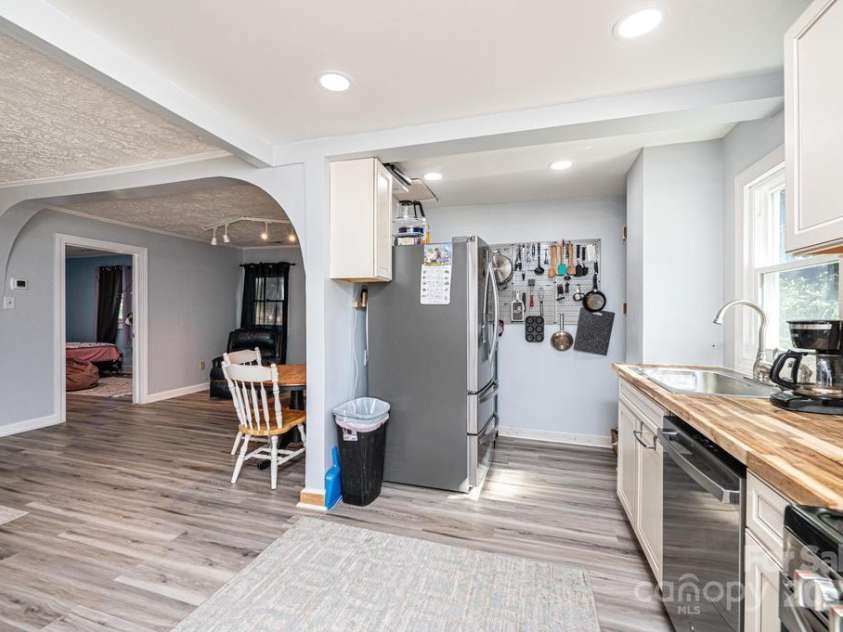 1378 8th Street, Hickory, NC 28601.  MLS# CAR4192606, YatesRealty ID 732. 