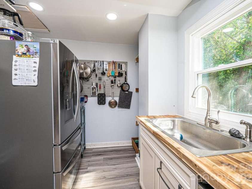 1378 8th Street, Hickory, NC 28601.  MLS# CAR4192606, YatesRealty ID 732. 