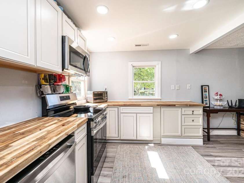 1378 8th Street, Hickory, NC 28601.  MLS# CAR4192606, YatesRealty ID 732. 