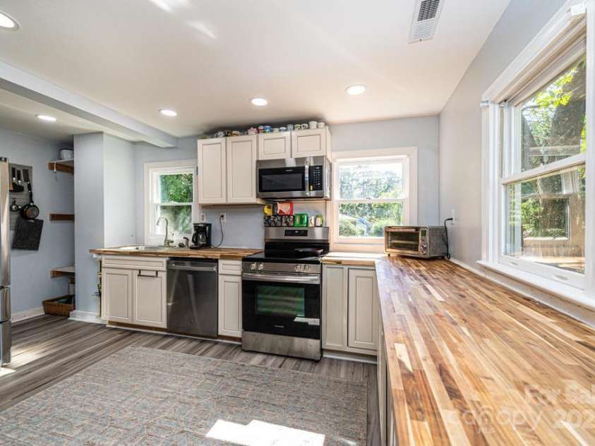 1378 8th Street, Hickory, NC 28601.  MLS# CAR4192606, YatesRealty ID 732. 