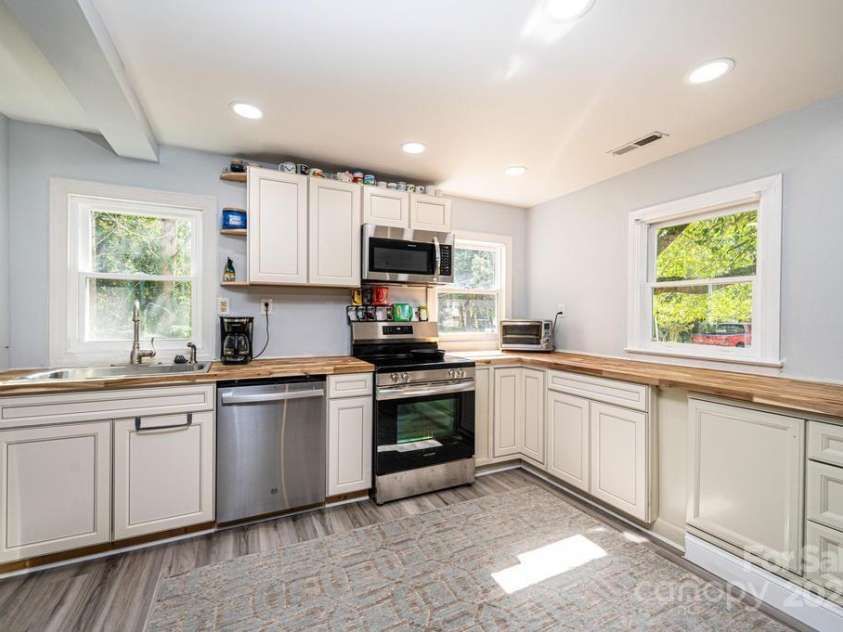 1378 8th Street, Hickory, NC 28601.  MLS# CAR4192606, YatesRealty ID 732. 