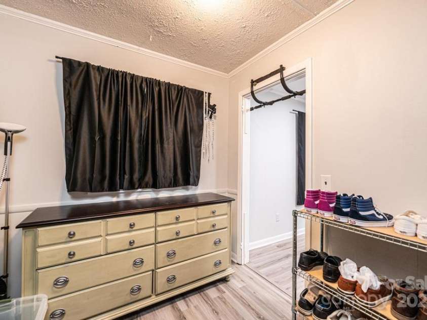 1378 8th Street, Hickory, NC 28601.  MLS# CAR4192606, YatesRealty ID 732. 