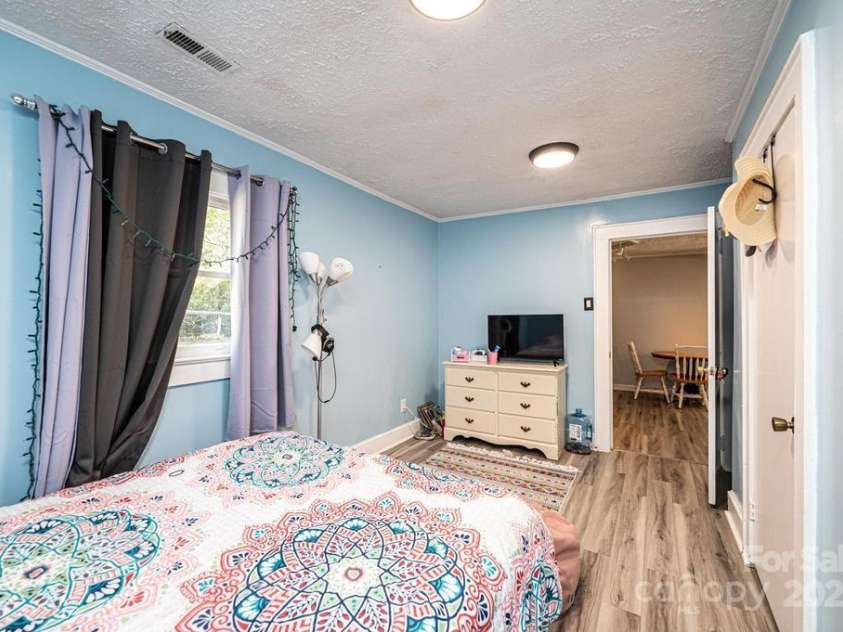 1378 8th Street, Hickory, NC 28601.  MLS# CAR4192606, YatesRealty ID 732. 