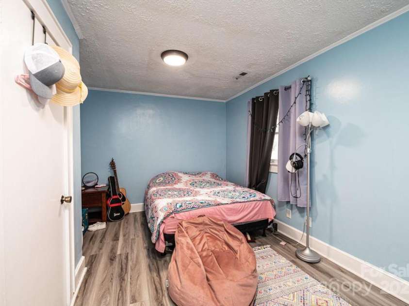 1378 8th Street, Hickory, NC 28601.  MLS# CAR4192606, YatesRealty ID 732. 