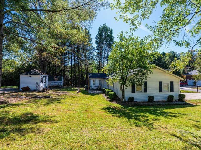 1378 8th Street, Hickory, NC 28601.  MLS# CAR4192606, YatesRealty ID 732. 