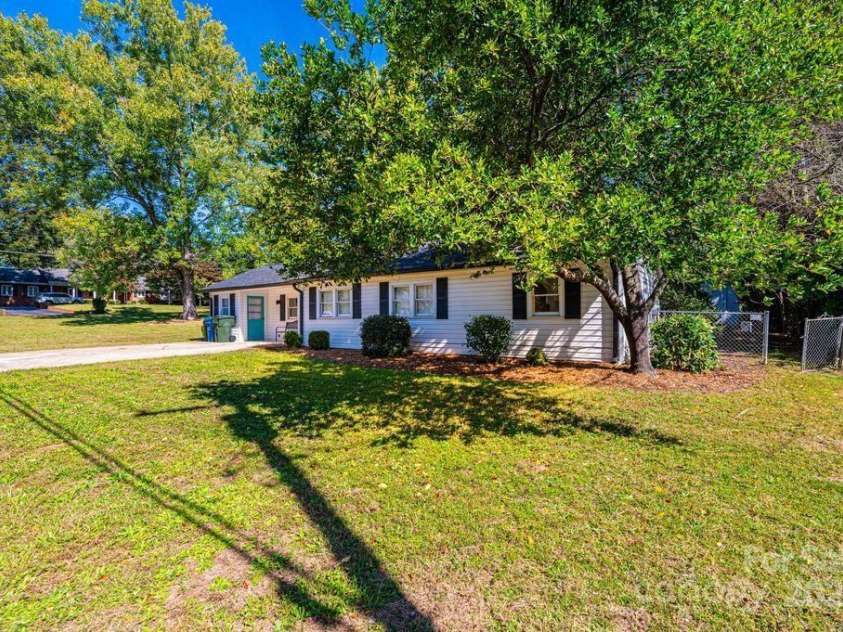 1378 8th Street, Hickory, NC 28601.  MLS# CAR4192606, YatesRealty ID 732. 