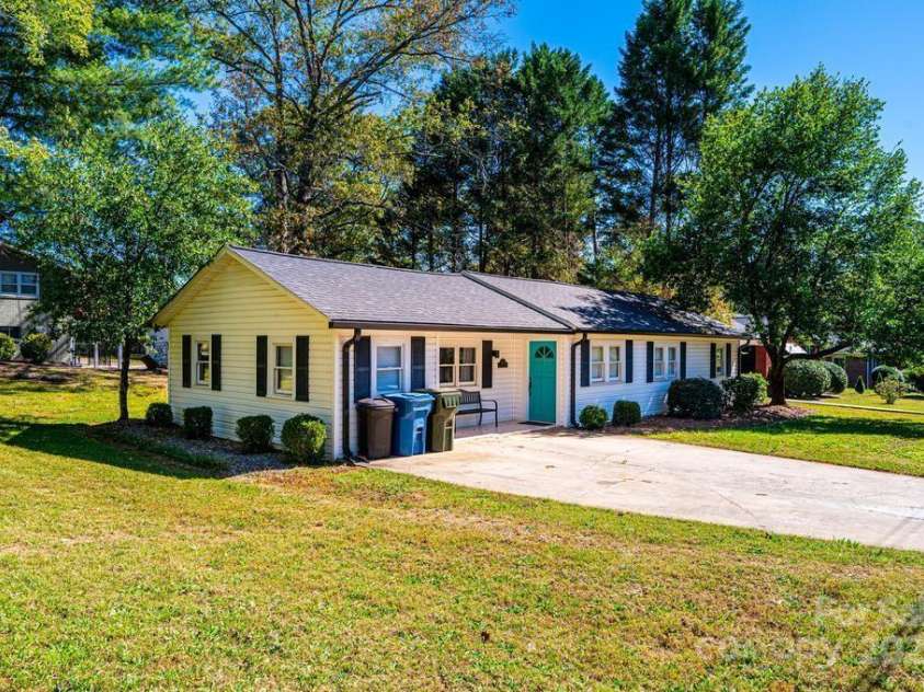 1378 8th Street, Hickory, NC 28601.  MLS# CAR4192606, YatesRealty ID 732. 