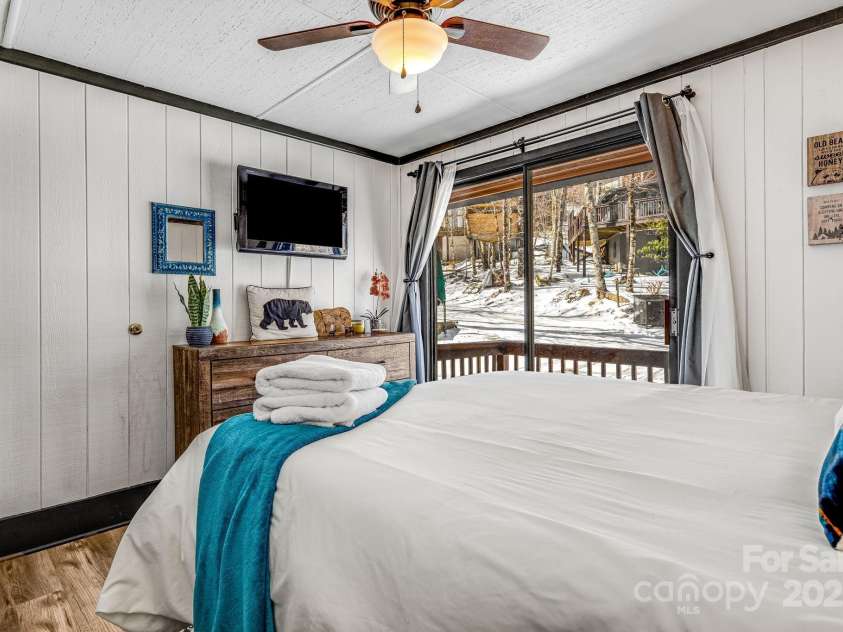 220 Charter Hills Road, Beech Mountain, NC 28604.  MLS# CAR4223784, YatesRealty ID 7326. 