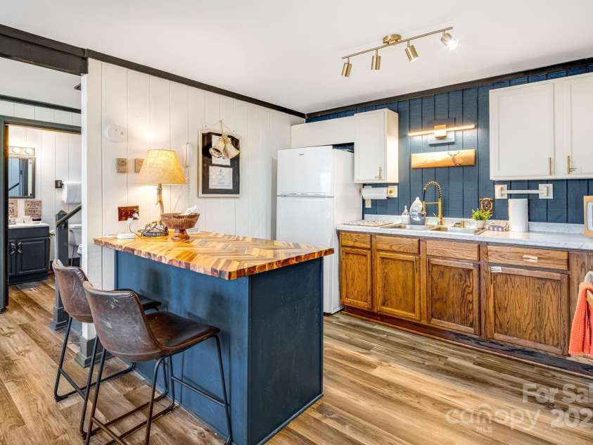 220 Charter Hills Road, Beech Mountain, NC 28604.  MLS# CAR4223784, YatesRealty ID 7326. 