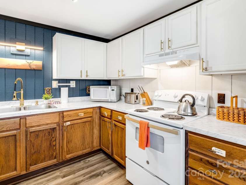 220 Charter Hills Road, Beech Mountain, NC 28604.  MLS# CAR4223784, YatesRealty ID 7326. 