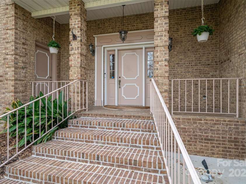 1816 Country Garden Drive, Shelby, NC 28150.  MLS# CAR4228610, YatesRealty ID 7327. 