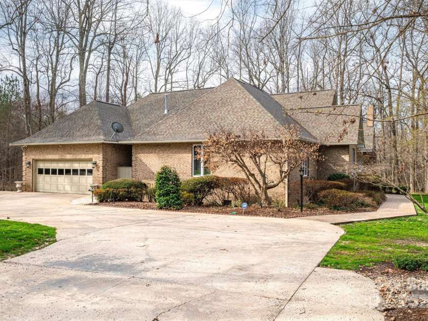 1816 Country Garden Drive, Shelby, NC 28150.  MLS# CAR4228610, YatesRealty ID 7327. 