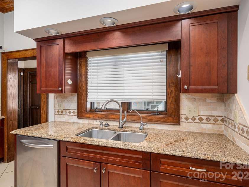 1816 Country Garden Drive, Shelby, NC 28150.  MLS# CAR4228610, YatesRealty ID 7327. 