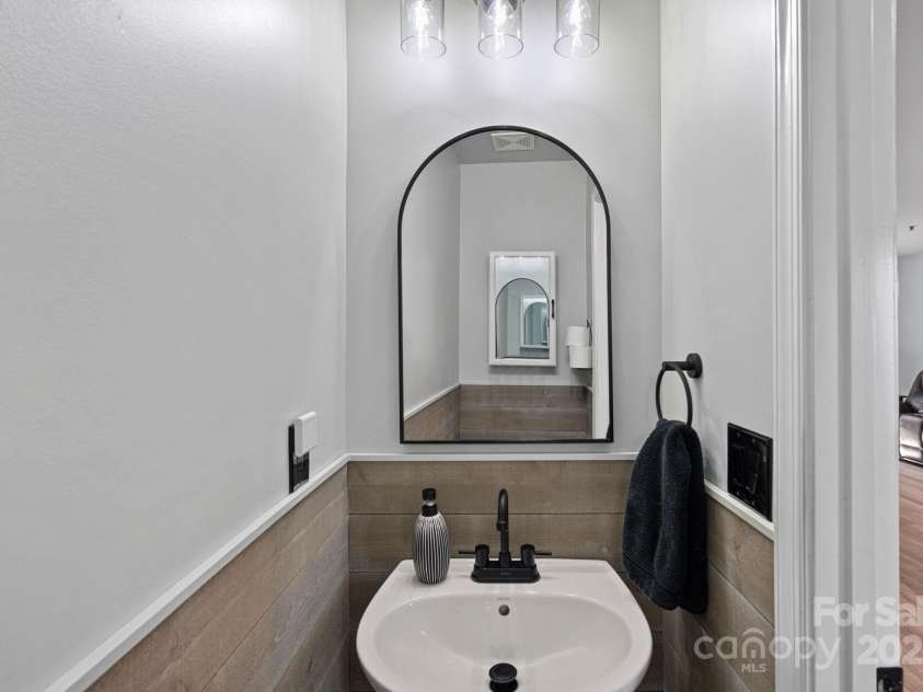 2462 Willow Pond Lane, Concord, NC 28025.  MLS# CAR4228242, YatesRealty ID 7334. Half Bath