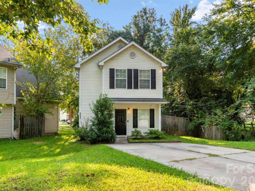 5541 Peachwood Drive, Charlotte, NC 28216.  MLS# CAR4297372, YatesRealty ID 7336. 