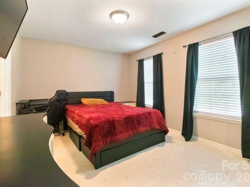 5541 Peachwood Drive, Charlotte, NC 28216.  MLS# CAR4297372, YatesRealty ID 7336. 