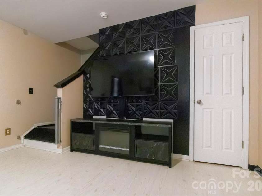 5541 Peachwood Drive, Charlotte, NC 28216.  MLS# CAR4297372, YatesRealty ID 7336. 