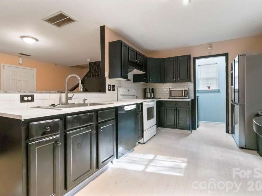 5541 Peachwood Drive, Charlotte, NC 28216.  MLS# CAR4297372, YatesRealty ID 7336. 
