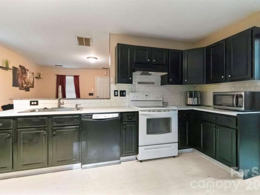 5541 Peachwood Drive, Charlotte, NC 28216.  MLS# CAR4297372, YatesRealty ID 7336. 
